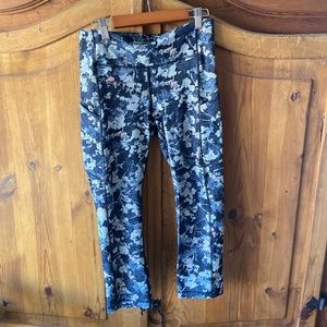 Lululemon Capri Leggings w/ Pockets-Like New Condition. Beautiful Floral Pattern